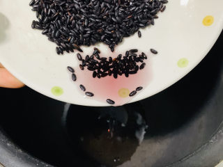 红枣黑米粥,把洗净的黑米倒入电饭煲；