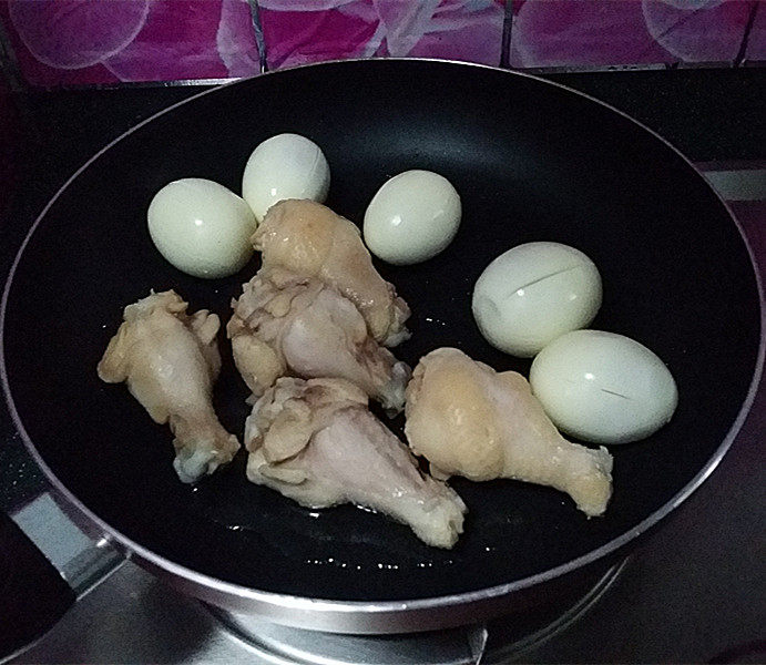 蜜汁鸡腿,留底油：放入鸡腿和鸡蛋