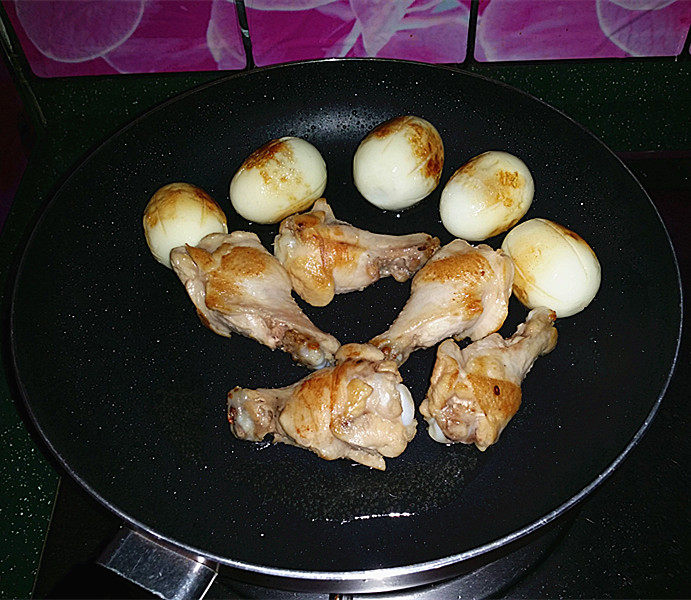 蜜汁鸡腿,煎制四周成焦黄后将鸡蛋拣出