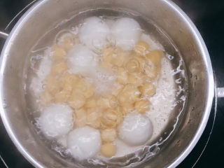 红薯圆子,锅中烧开水，水开后放入汤圆和红薯丸子