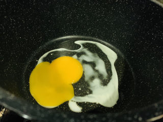 黄瓜木耳炒鸡蛋,锅里放油，热锅，倒入鸡蛋；
