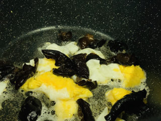 黄瓜木耳炒鸡蛋,大火，鸡蛋稍微定型时，快速翻炒，然后加入黑木耳；