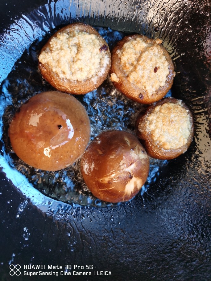 香菇酿肉,油热，下锅煎，炸至两面金黄捞出（差不多就行）