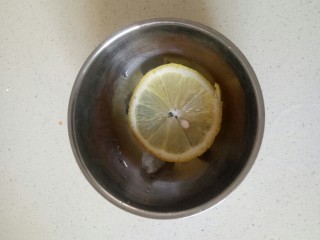 鲜虾砂锅粥,将虾放入碗中，加入一片柠檬腌制15分钟