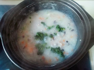 鲜虾砂锅粥,加入虾粒和小青菜搅拌均匀