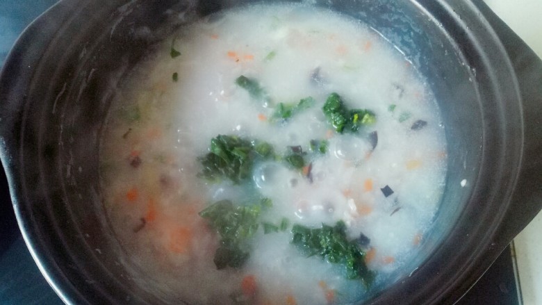 鲜虾砂锅粥,加入虾粒和小青菜搅拌均匀