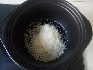 鲜虾砂锅粥,砂锅中放入滔干净的大米
