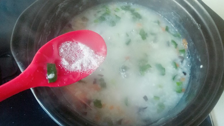 鲜虾砂锅粥,继续小火煮3分钟加入适量盐搅拌均匀即可