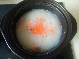 鲜虾砂锅粥,大火煮开转小火煮15分钟，加入胡萝卜丁
