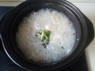 鲜虾砂锅粥,加入葱姜丝