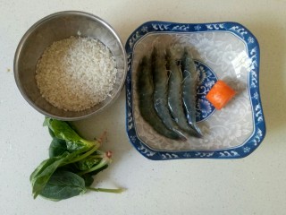 鲜虾砂锅粥,准备好主要食材