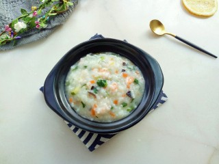 鲜虾砂锅粥,美味的鲜虾砂锅粥就做好了。