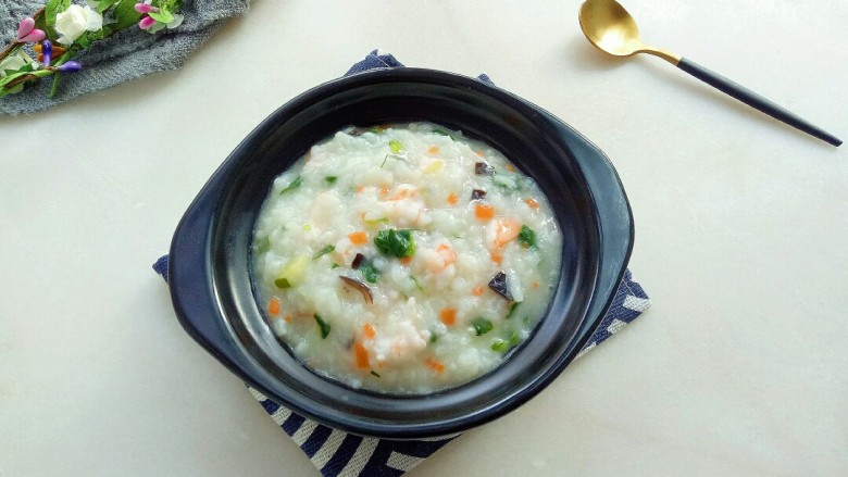 鲜虾砂锅粥,美味的鲜虾砂锅粥就做好了。