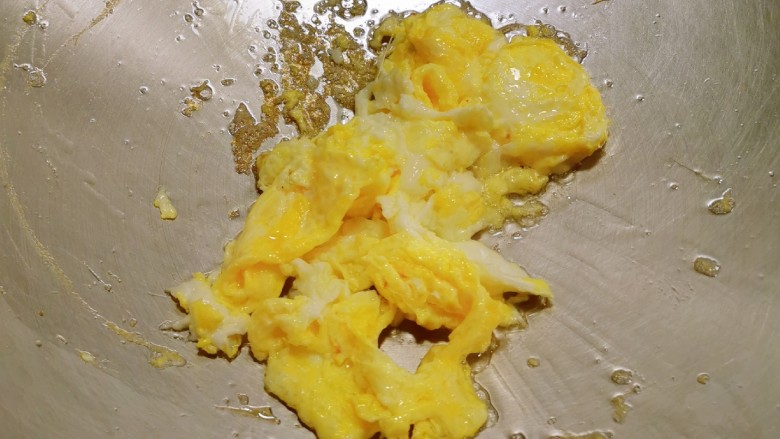 黄瓜木耳炒鸡蛋,起油锅 油热后放入鸡蛋液  炒成块状 