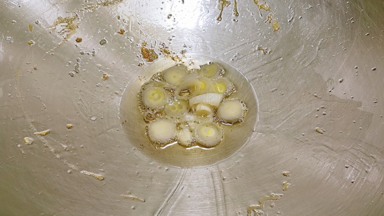黄瓜木耳炒鸡蛋,再起油锅  油热放入葱片