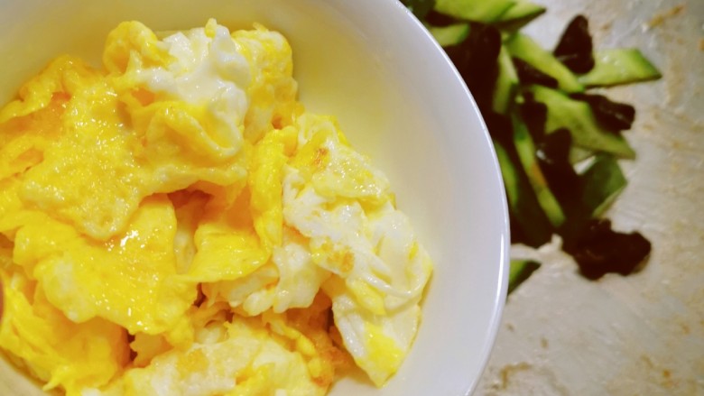 黄瓜木耳炒鸡蛋,放入炒好的鸡蛋 快速翻炒