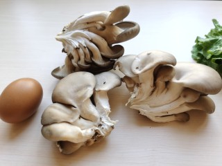 炸平菇（多口味超详细）,平菇去掉根部，掰成一朵朵的。