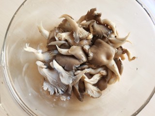 炸平菇（多口味超详细）,把特别大朵的平菇撕成几片，小朵的我没撕开，大小这个随意吧。然后攥干平菇里的水分，敲重点：尽可能多的挤去平菇里的水分，防止油炸时崩油。