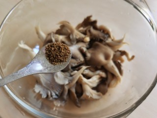 炸平菇（多口味超详细）,加入花椒粉拌匀。
如有习惯加鸡精味精的一块加入。