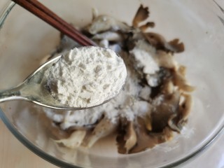炸平菇（多口味超详细）,加入少许淀粉拌匀。面粉和淀粉比例为3：1