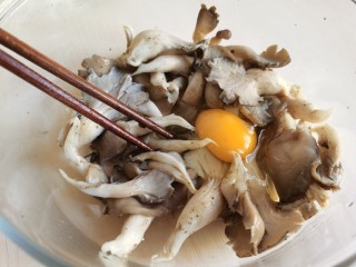 炸平菇（多口味超详细）,打入一个鸡蛋。