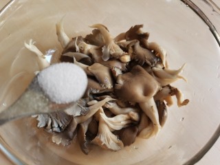 炸平菇（多口味超详细）,平菇里加入适量盐拌匀，这时可再挤一次水分。