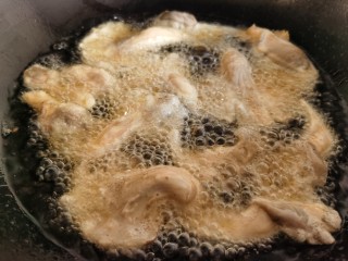 炸平菇（多口味超详细）,油锅油烧热后，放入平菇炸至脆硬捞出控油。
注意不要油温太低就放平菇，也不要一次放太多入锅。