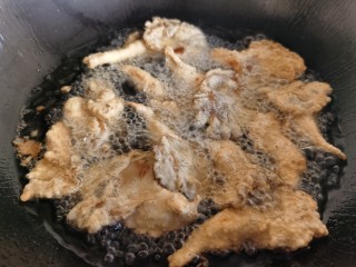 炸平菇（多口味超详细）,第一遍炸完后，升高油温复炸一次，至平菇金黄酥脆时即可。
