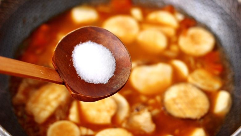 杏鲍菇扇贝花肉煲,根据个人的口味，加入适量的盐调味。