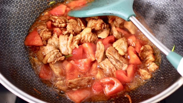 杏鲍菇扇贝花肉煲,大火继续翻炒均匀后，加入番茄继续翻炒至番茄变软。