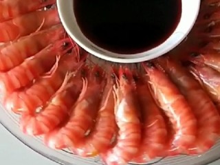 白灼大虾,可以倒入醋，生抽沾汁食用。