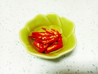 酸辣黄瓜条,红尖椒斜刀切成片