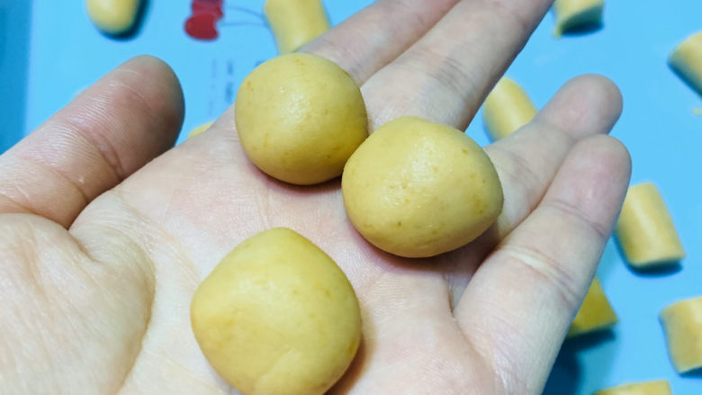 红薯圆子,用手搓成红薯圆子；