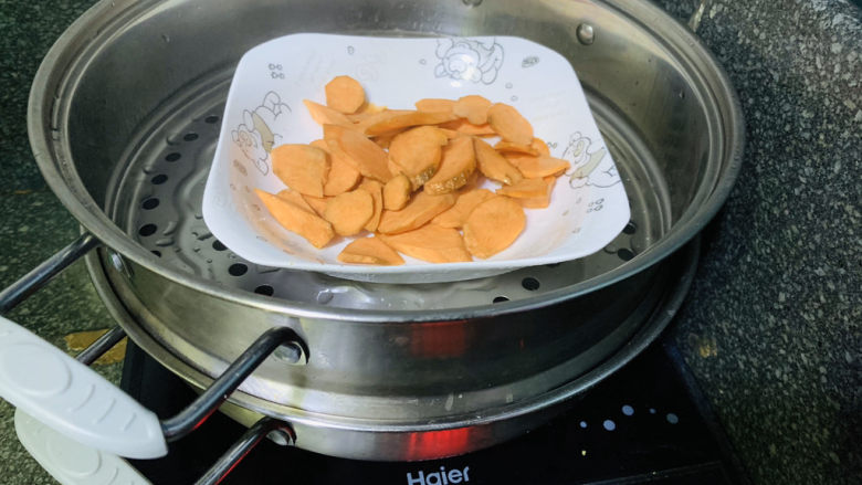 红薯圆子,把切好的薄片放这盘子里，上锅蒸；