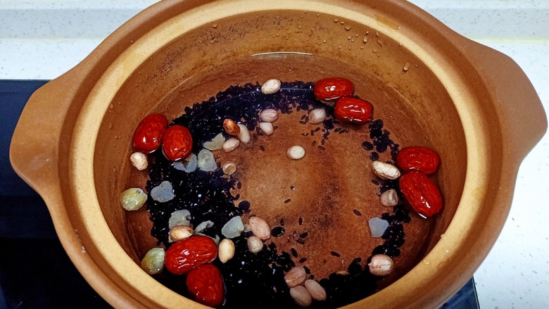 红枣黑米粥,放入砂锅中加入清水