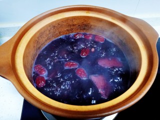 红枣黑米粥,煮60分钟