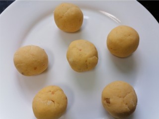 红薯圆子,分成均匀等份搓成小圆球状