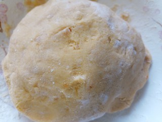 红薯圆子,继续加入一些糯米粉直至可以揉成光滑的糯米团