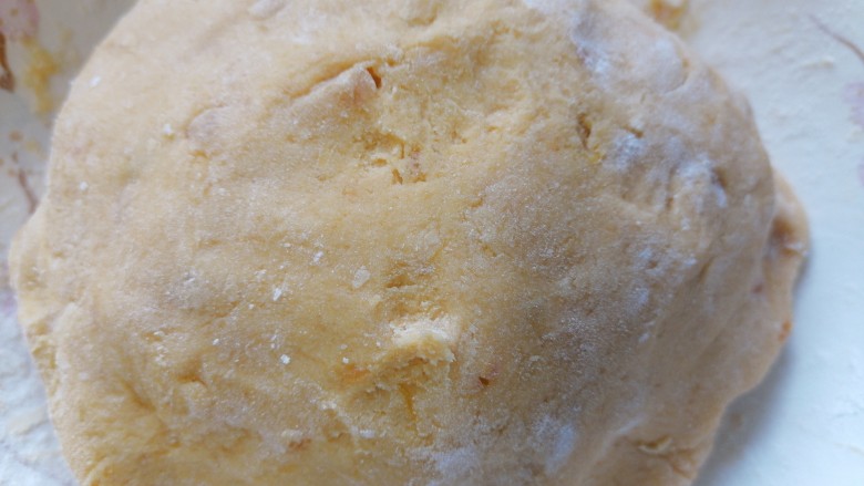 红薯圆子,继续加入一些糯米粉直至可以揉成光滑的糯米团