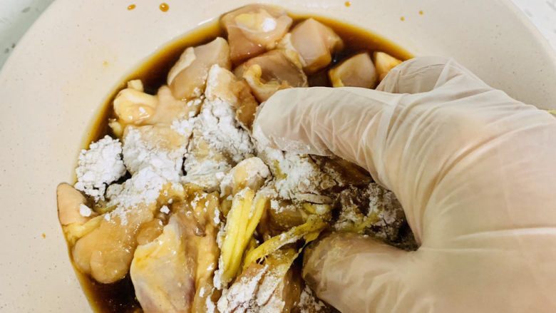 菌菇蒸鸡肉,多抓拌一会这样鸡肉更入味。