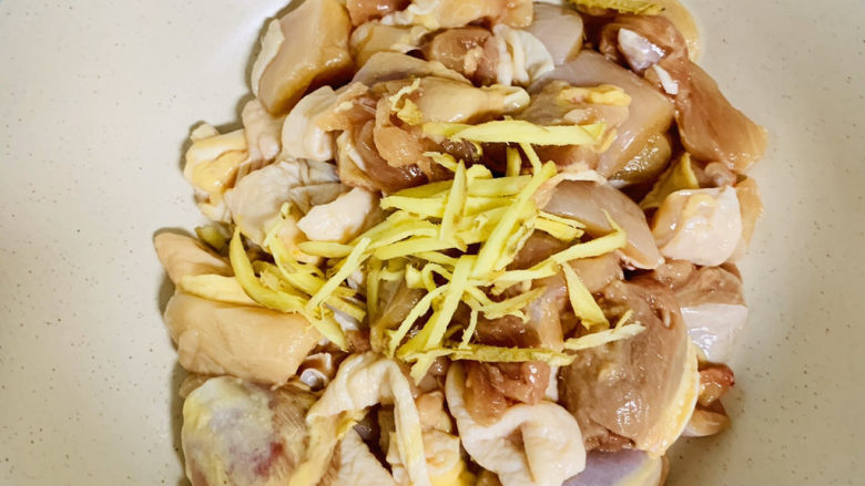 菌菇蒸鸡肉,将鸡肉放入大碗中加入姜丝