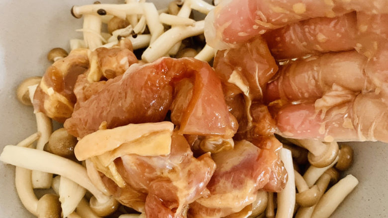 菌菇蒸鸡肉,将腌制好的鸡肉铺在菌菇上。
