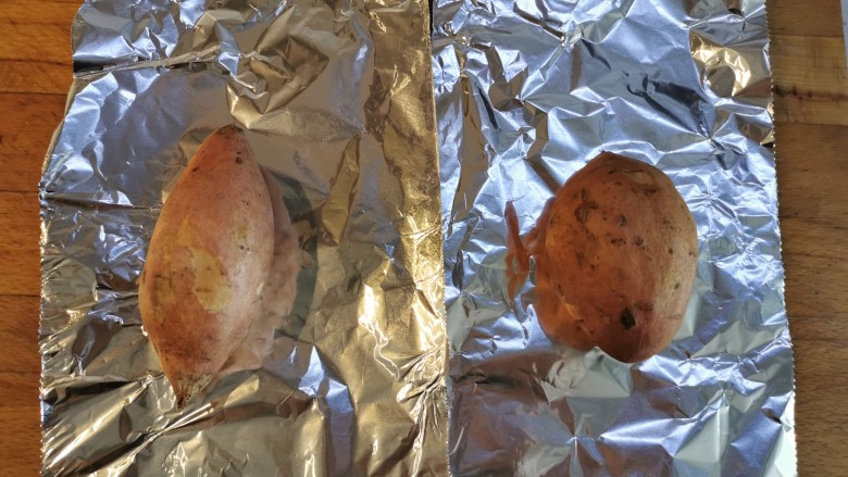 烤红薯的两种方法,把红薯包起来
