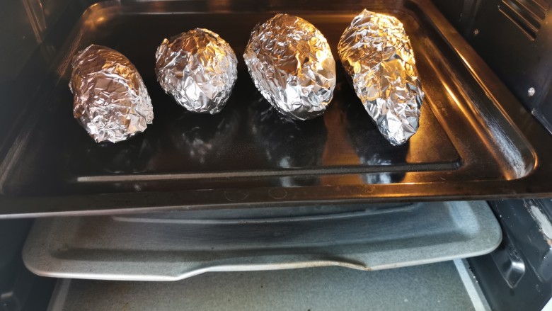 烤红薯的两种方法,送入预热好的烤箱