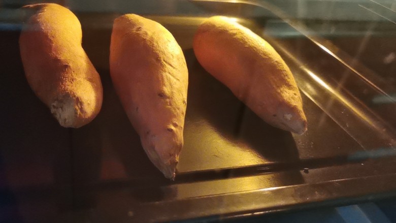 烤红薯的两种方法,第一种方法，直接把红薯放进去烤，注意观察，时间不要太久，五十分钟左右即可