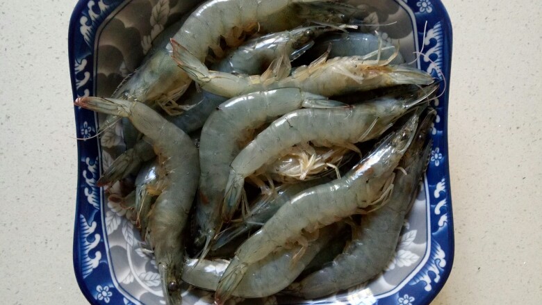 椒盐基围虾,准备新鲜的虾