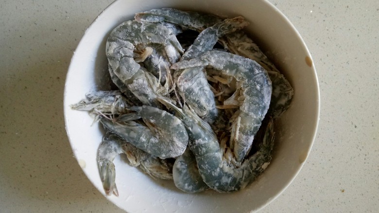 椒盐基围虾,腌制好的虾挑去柠檬片，控出水份，加入适量淀粉，拌均匀