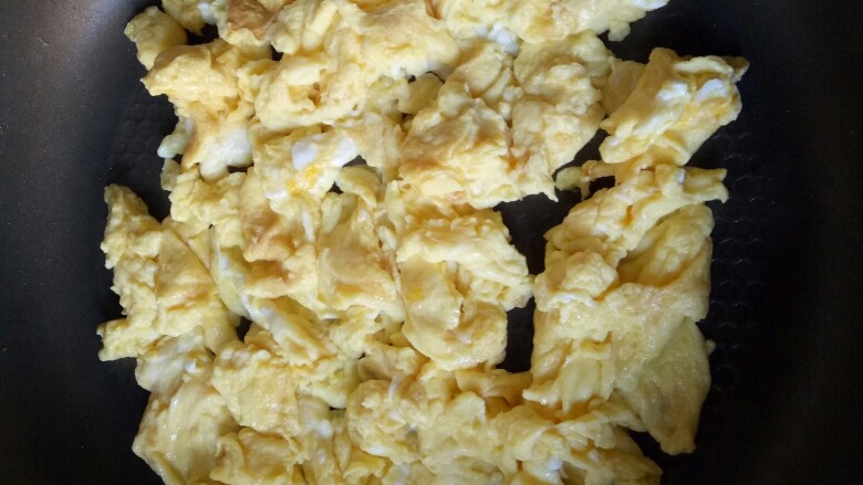 黄瓜木耳炒鸡蛋,锅中倒油烧热，倒入鸡蛋液，炒至成型，盛出备用