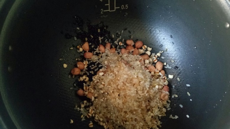红枣黑米粥,大米黄米淘洗干净放入锅中