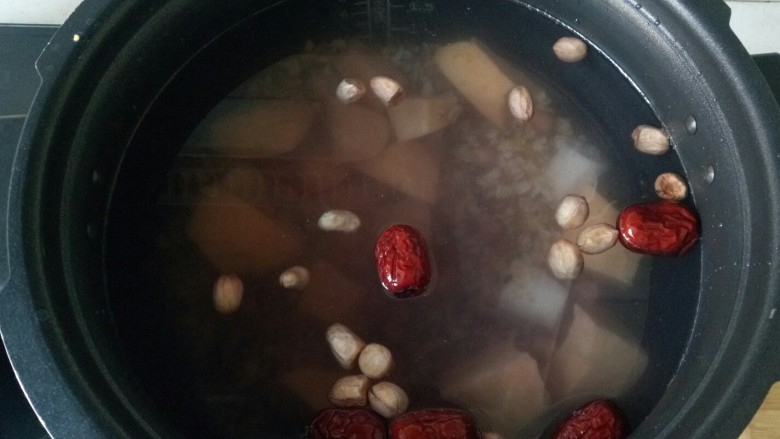 红枣黑米粥,加入适量水